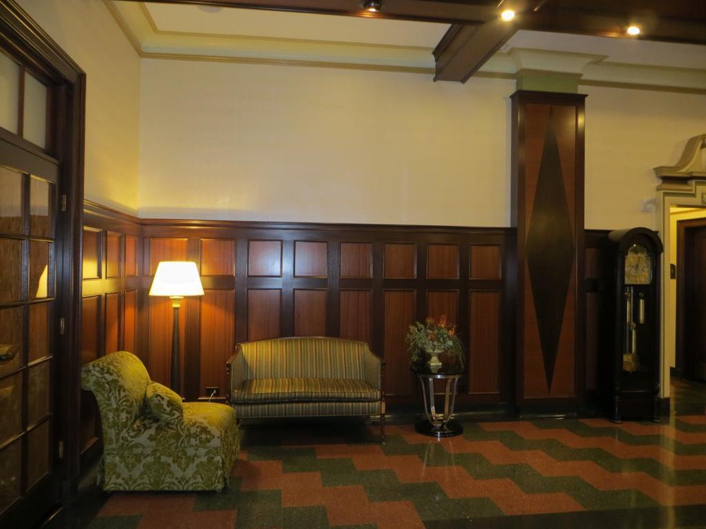 Carleton Of Oak Park Hotel Bagian luar foto