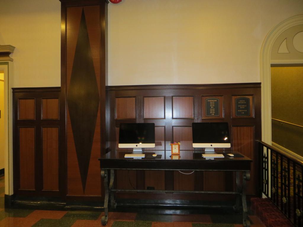 Carleton Of Oak Park Hotel Bagian luar foto