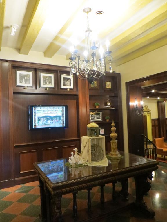 Carleton Of Oak Park Hotel Bagian luar foto